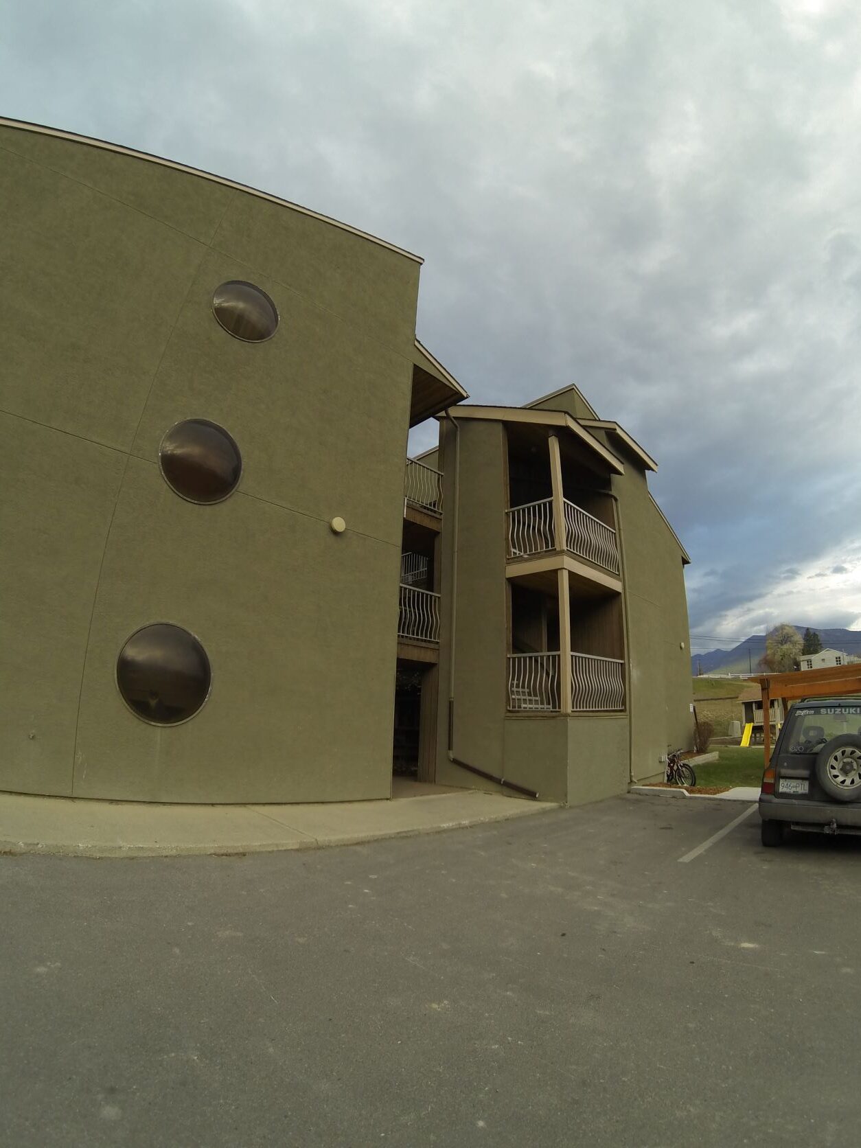 2 BEDROOM, 1 BATHROOM FURNISHED APARTMENT IN INVERMERE, BC 66 Green