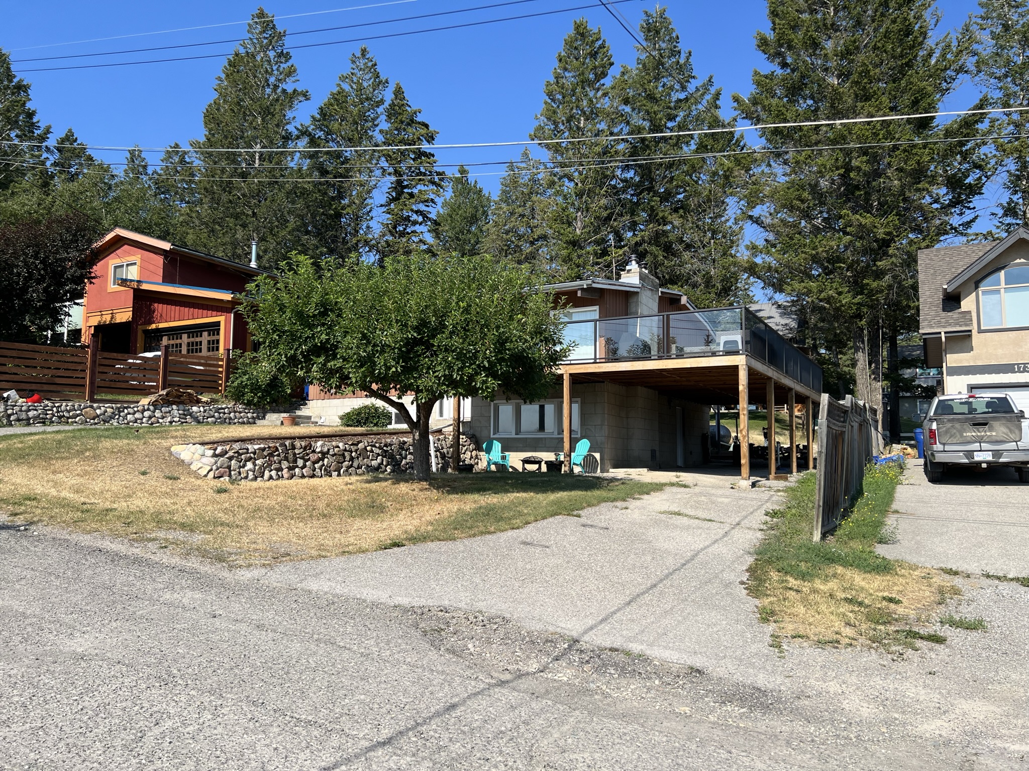 2 BEDROOM, 1 BATHROOM LOWER LEVEL SUITE IN INVERMERE, BC 1738b Green