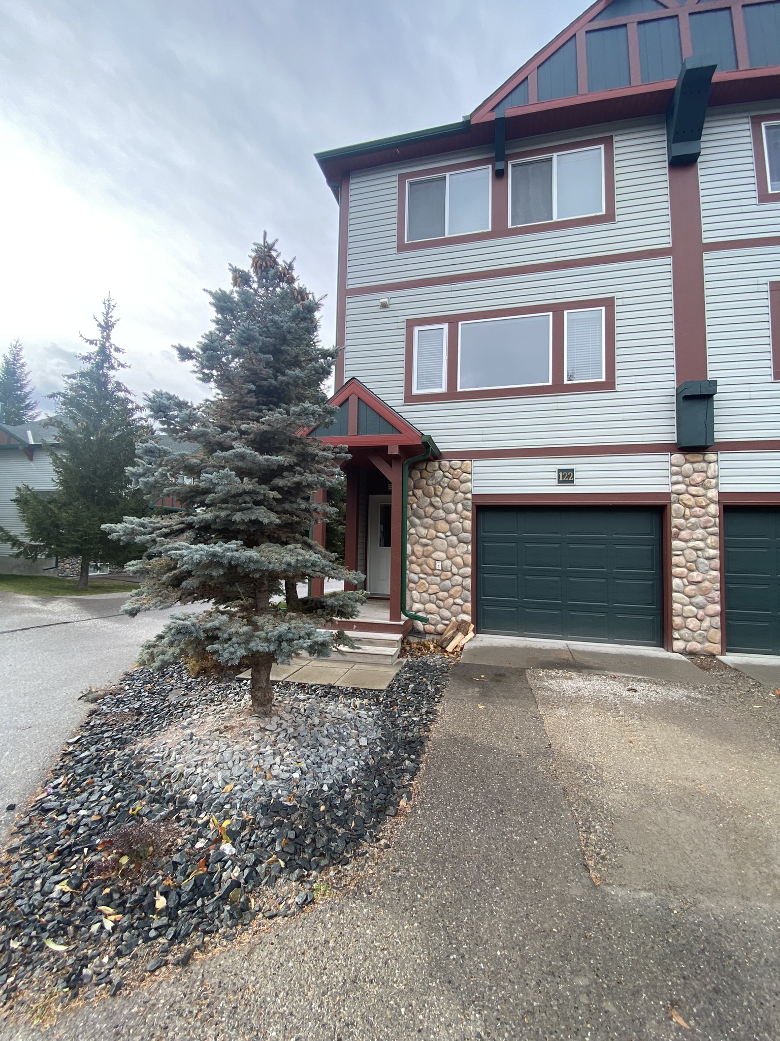 3 BEDROOM, 1.5 BATHROOM UNFURNISHED TOWNHOME WITH GARAGE AT RIVERSTONE