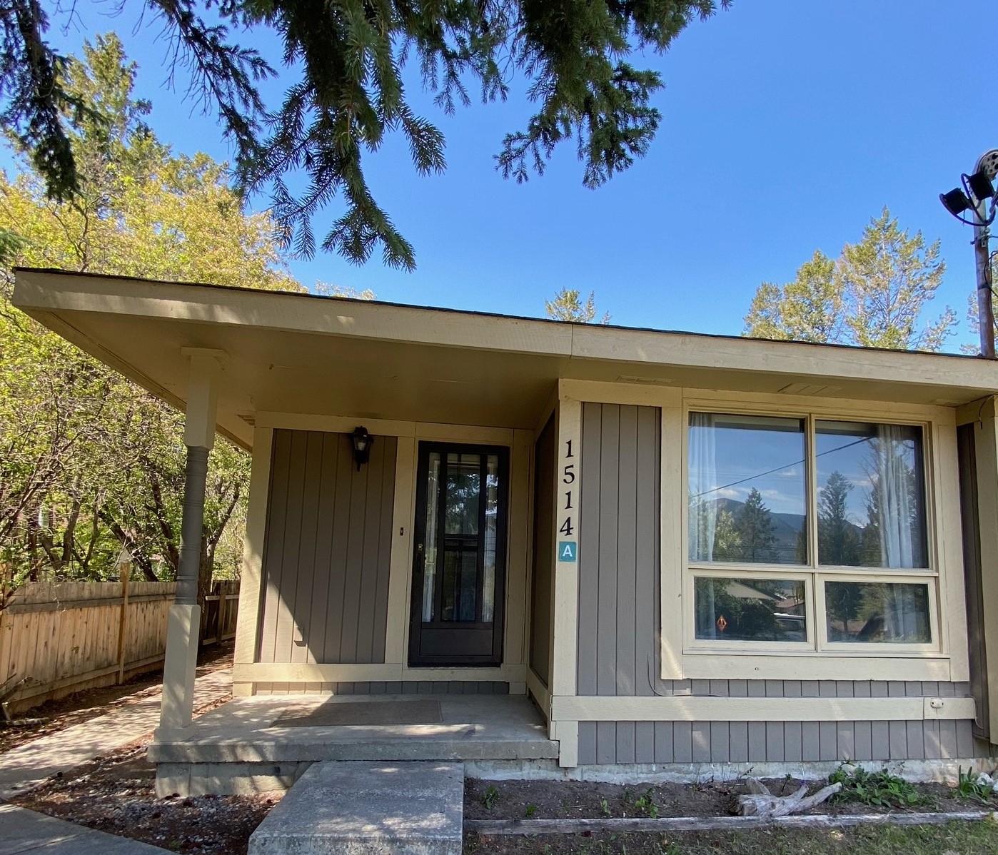 3 BEDROOM, 1 BATH UNFURNISHED UPPER LEVEL SUITE IN INVERMERE, BC 1514A Green Door Property