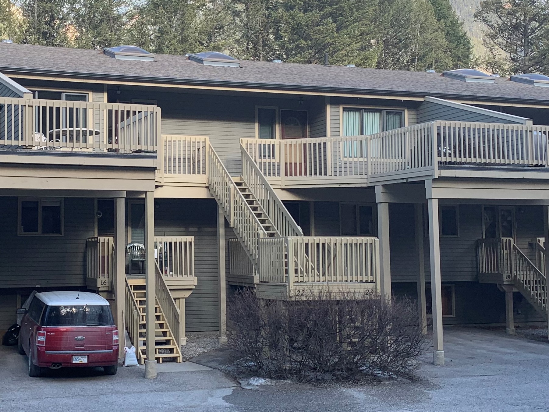 1 BEDROOM, 1 BATHROOM UNFURNISHED PET FRIENDLY CONDO AT RADIUM VILLAS