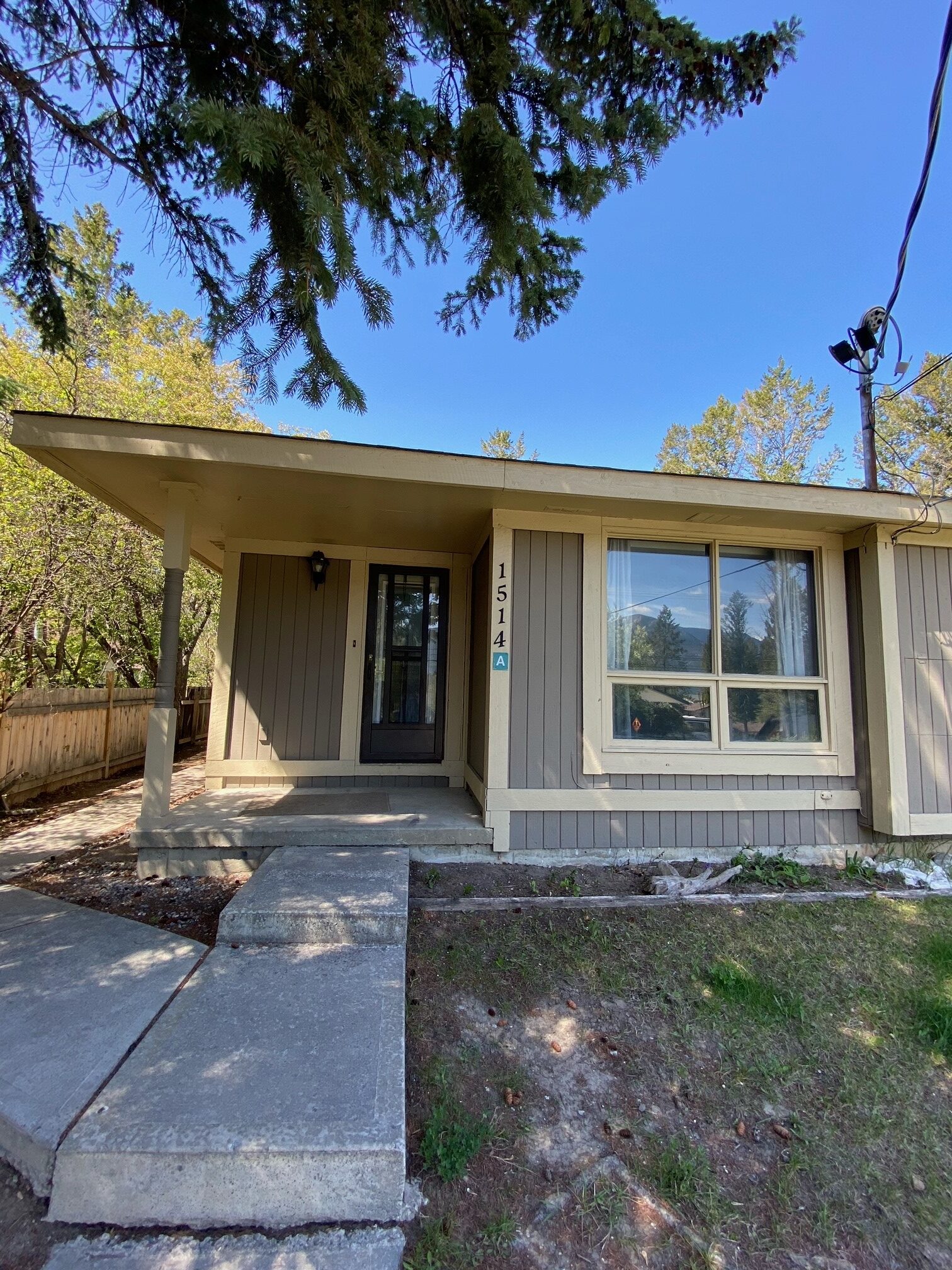 2 BEDROOM, 1 BATHROOM UNFURNISHED LOWER LEVEL SUITE IN INVERMERE, BC 1514B Green Door